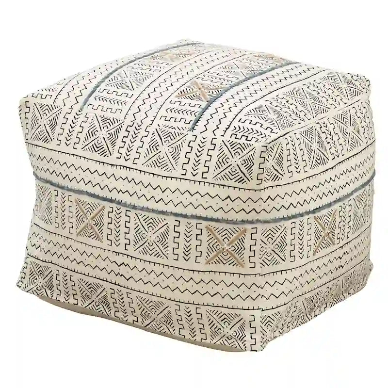 Podlahový puf s abstraktním designem připomínajícím bahnem barvenou látku (mudcloth)