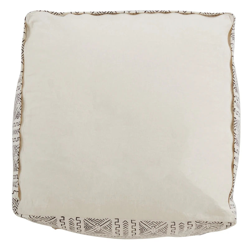 Podlahový puf s abstraktním designem připomínajícím bahnem barvenou látku (mudcloth)