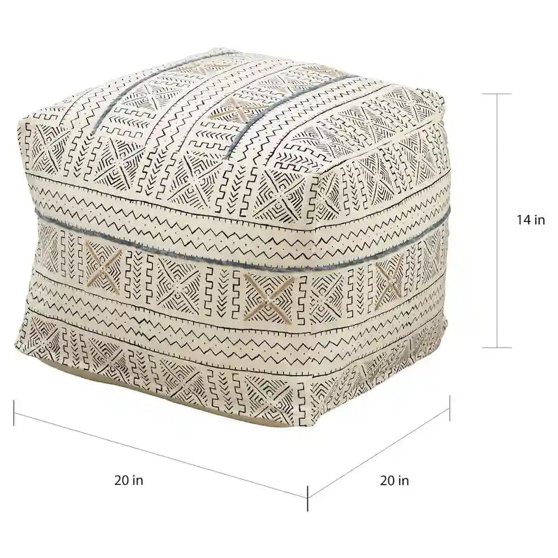 Podlahový puf s abstraktním designem připomínajícím bahnem barvenou látku (mudcloth)